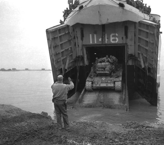 USS_LST-1146.jpg